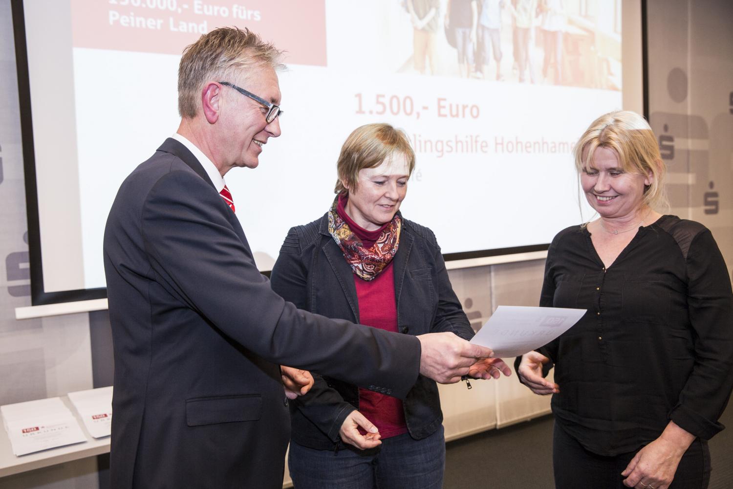 Gewinnübergabe durch Jürgen Hösel von der Sparkasse
