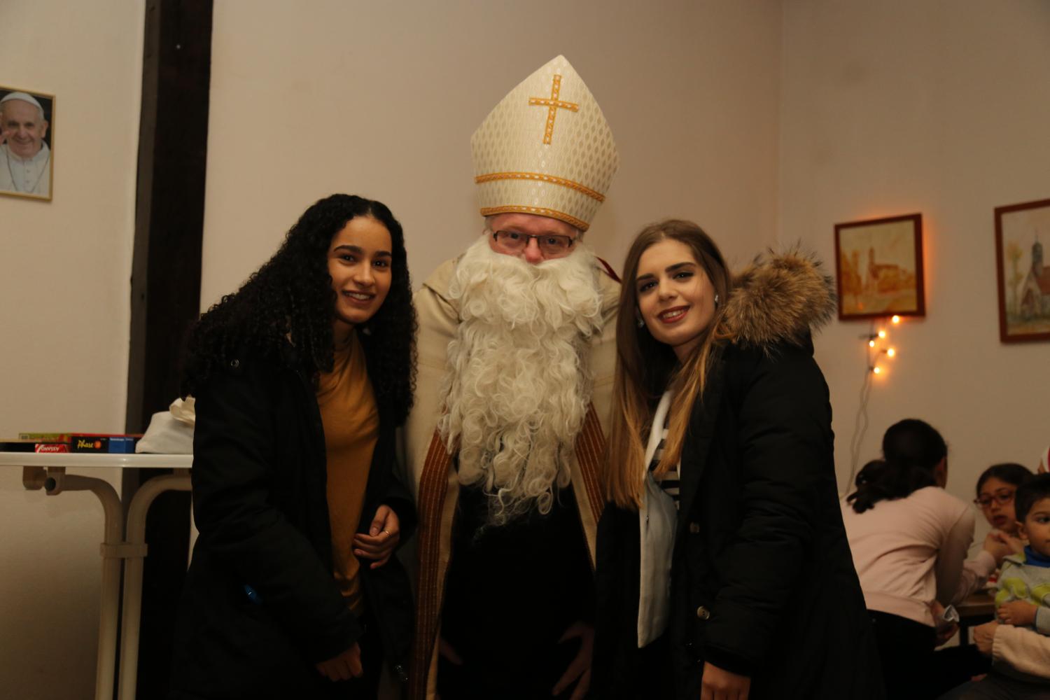 Erinnerungsfoto mit dem Nikolaus